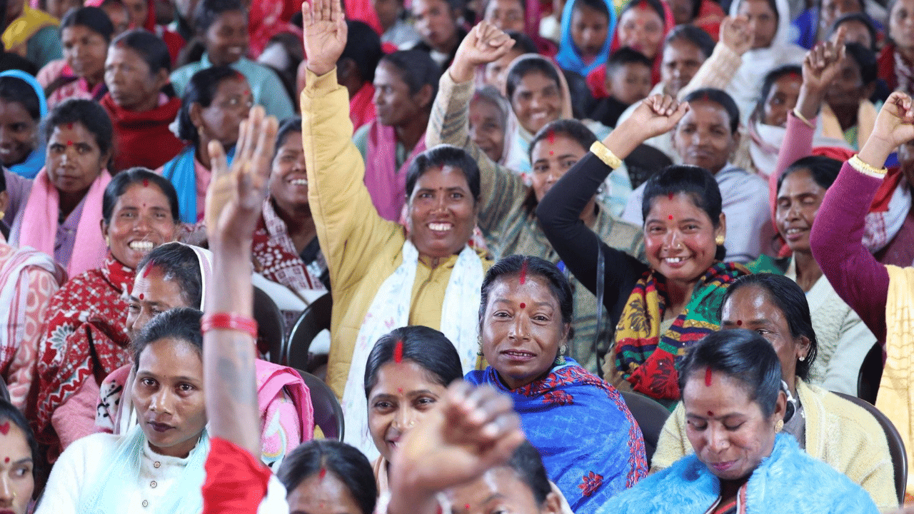 দেওবাৰে ডুমডুমাত উপস্থিত থাকি মুখ্যমন্ত্ৰীগৰাকীয়ে এই আঁচনিৰ শুভাৰম্ভ কৰে। য'ত শ শ লোকে অংশগ্ৰহণ কৰি মুখ্যমন্ত্ৰীৰ পৰা চেক গ্ৰহণ কৰে। আজিৰ এই অনুষ্ঠানত অঞ্চলটোৰ বিধায়ক,নেতা আদি উপস্থিত থাকে।