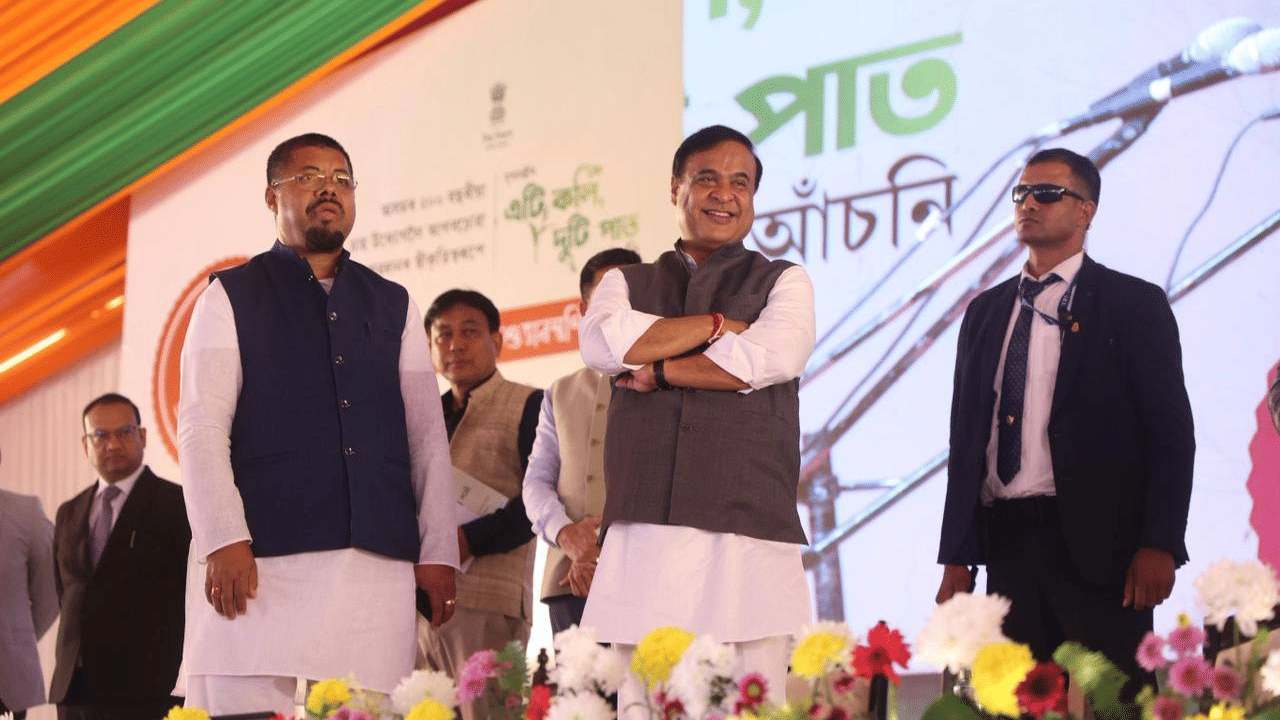 এই সন্দৰ্ভত মুখ্যমন্ত্ৰীয়ে সামাজিক মাধ্যমত লিখে যে-"অসমৰ ২০০ বছৰীয়া চাহ উদ্যোগলৈ চাহ বাগিচাৰ শ্ৰমিক-কৰ্মচাৰীসকলে আগবঢ়োৱা অনন্য অৱদানৰ স্বীকৃতিস্বৰূপে আজি ডুমডুমাত 'মুখ্যমন্ত্ৰীৰ এটি কলি, দুটি পাত আঁচনি'ৰ শুভাৰম্ভ কৰিবলৈ পাই আনন্দিত হৈছোঁ। এই আঁচনিৰ অধীনত তিনিশ কোটিৰো অধিক টকা ব্যয়েৰে ৰাজ্যখনৰ চাহ বাগিচাসমূহৰ ৬ লাখৰো অধিক শ্রমিক আৰু কৰ্মচাৰীলৈ প্ৰতিজনলৈ ৫,০০০ টকাকৈ এককালীন  বিত্তীয় সাহায্য প্ৰদান কৰা হ'ব"।