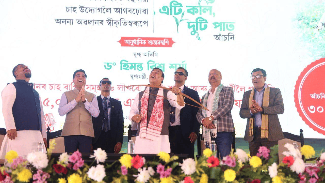 আৰু লিখে- "আজিৰ অনুষ্ঠানতে চাহ বাগিচা আৰু নিৰ্মাণ ক্ষেত্ৰসমূহৰ বাবে ব্যৱস্থা কৰা ভ্ৰাম্যমাণ শিশু ওমলা গৃহ (ক্ৰেচ) আৰু ভ্ৰাম্যমাণ টয়লেট সেৱাও আনুষ্ঠানিকভাৱে মুকলি কৰোঁ। ভ্ৰাম্যমাণ শিশু ওমলা গৃহৰ ব্যৱস্থাই পিতৃ-মাতৃৰ কৰ্মস্থানৰ ওচৰতেই শিশুসকলৰ যত্ন লোৱাত সহায় কৰাৰ লগতে ডাঙৰ শিশুসকল নিয়মিতভাৱে বিদ্যালয়লৈ যোৱাটো নিশ্চিত কৰিব। আনহাতে ভ্ৰাম্যমাণ টয়লেট ব্যৱস্থাই শ্ৰমিকৰ স্বাস্থ্য সুৰক্ষা নিশ্চিত কৰাৰ লগতে কৰ্মক্ষেত্ৰত স্বাস্থ্যসন্মত পৰিৱেশ গঢ়ি তুলিব''।
