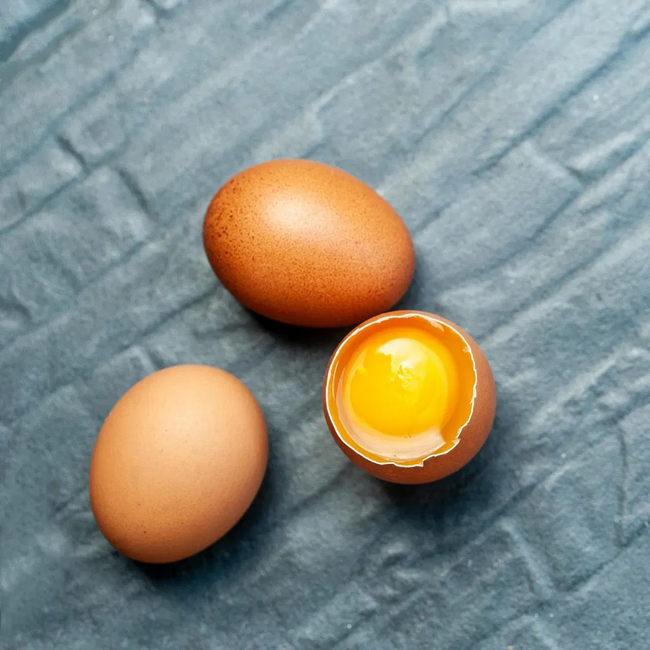 কণী এটাৰ গোন্ধই ই সতেজ নে নহয় তাৰ ইংগিত দিব পাৰে। প্লেট এখনত কণী এটা ভাঙি গোন্ধ লওক। যদি সতেজ হয় তেন্তে ই পাতল গোন্ধ হ’ব। অৱশ্যে নষ্ট হোৱা কণী এটাৰ গোন্ধ বেছি, পচি যোৱা হ’ব।