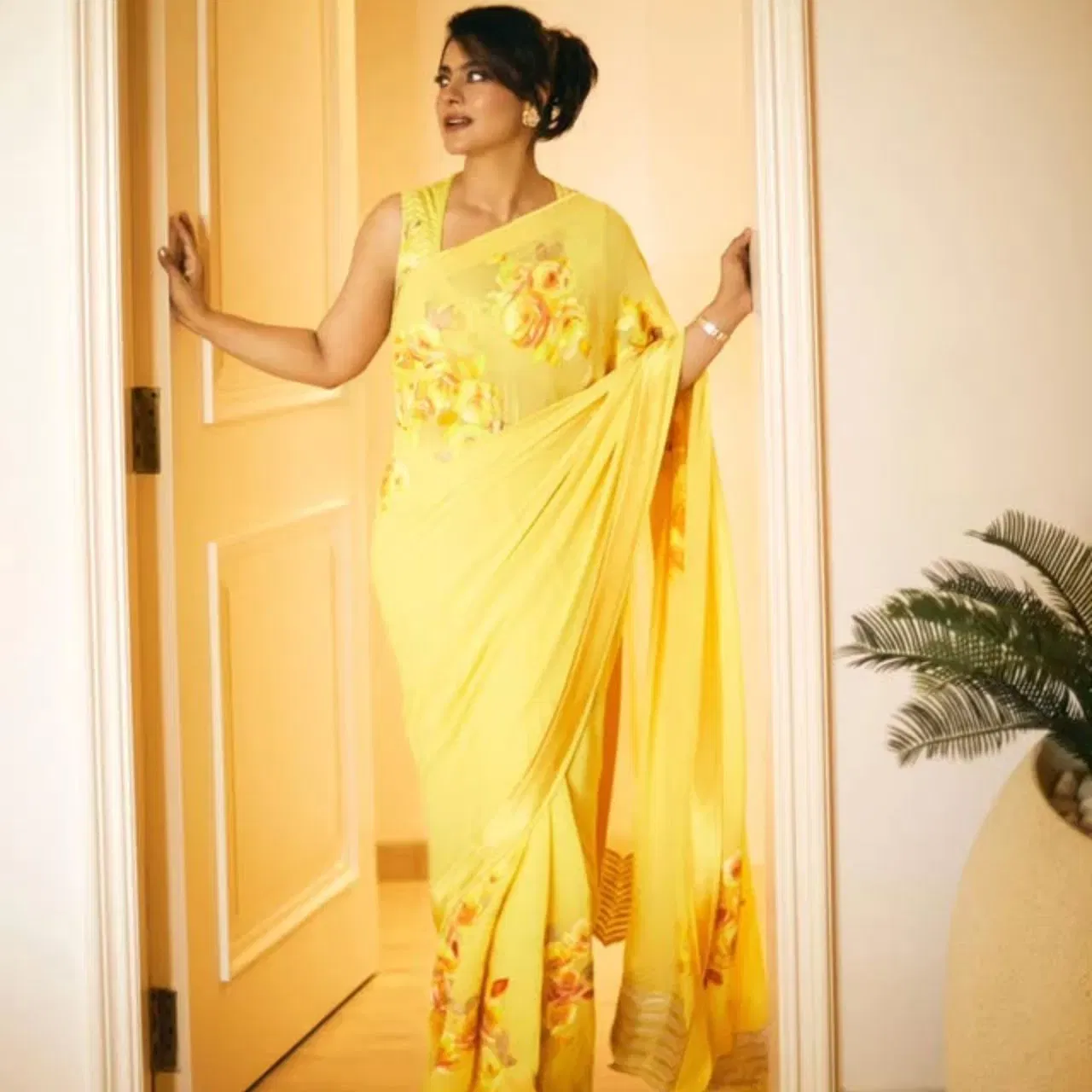 সহজ আৰু সাধাৰণ ৰূপৰ বাবে কাজলৰ দৰে প্ৰিণ্টেড চিফন শাৰী পিন্ধিব পাৰে। ইয়াত মেচিং ফুলৰ প্ৰিন্টৰ বৈশিষ্ট্য আছে। (ক্ৰেডিট: Credit: kajol/Instagram)