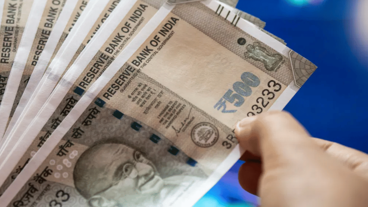 কিন্তু ১৯৫০ চনত এনে এক ঘটনা সংঘটিত হৈছিল, যি ভাৰতীয় ইতিহাসত এক বৃহৎ ঘটনা আছিল। সেই সময়ত ফাদিল হৈছিল বাজেটৰ গোপন তথ্য। কেন্দ্ৰীয় বাজেটৰ লগত জড়িত গোপন পৃষ্ঠা ৰাষ্ট্ৰপতি ভৱনৰ সংবাদ মাধ্যমৰ আগত ফাদিল হৈছিল। যিয়ে চৰকাৰ কঁপাই তুলিছিল। পাছত চৰকাৰে  বাজেটৰ সুৰক্ষাৰ বাবে বহু ব্যৱস্থা হাতত লৈছিল।