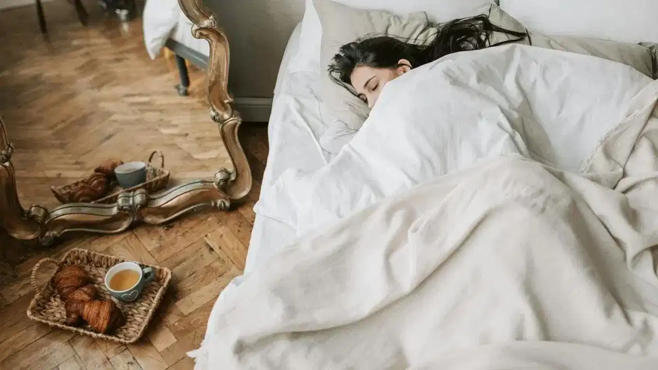 ৰাতিপুৱাৰ এই ৪টা অভ্যাসে অকালতে বৃদ্ধ কৰে মানুহক! সাৱধান হওক...