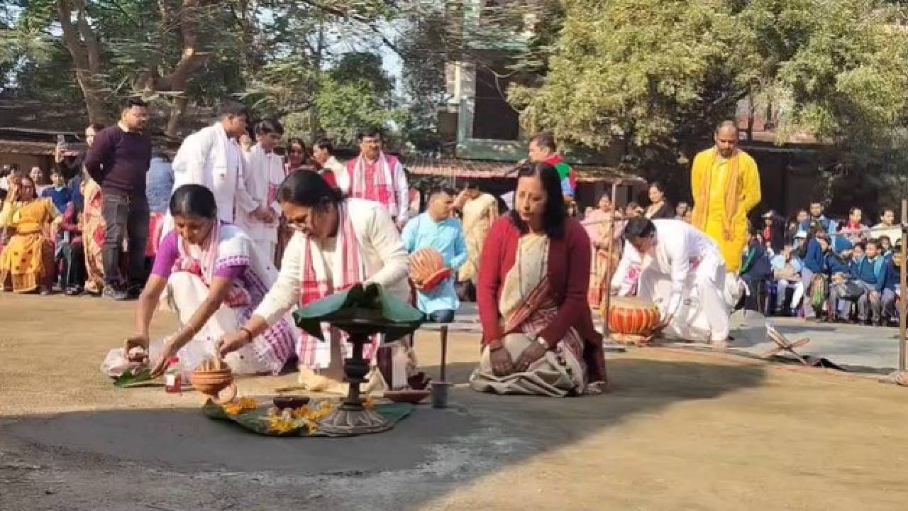 এই পৰম্পৰাগত খেল-ধেমালিত ভাগ লৈ  আপ্লুত হৈ পৰে ছাত্ৰ-ছাত্ৰীসকলে। ছাত্ৰ-ছাত্ৰীসকলক অসমীয়াৰ বাপতি সাহোন মাঘ বিহুৰ তাৎপৰ্য বুজাবলৈ অসম জাতীয় বিদ্যালয়ে উৰুকাৰ আগদিনাই মেজি জ্বলাই ভোগালী চ'ৰাৰ কাৰ্যসূচীৰ আয়োজন কৰে।
