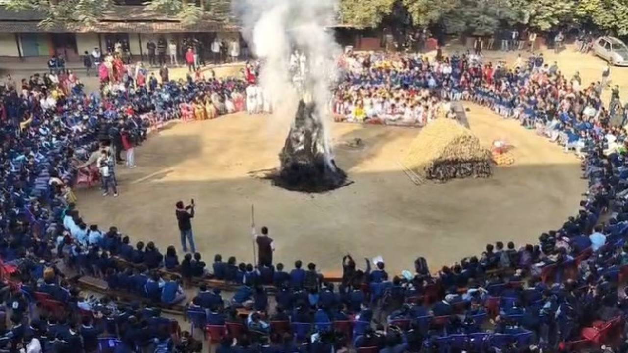 অসম জাতীয় বিদ্যালয়ৰ ৬জন ছাত্ৰই পৰম্পৰাগত মেজি প্ৰজ্বলন কৰি ভোগালী চ'ৰাৰ কাৰ্যসূচী শুভাৰম্ভণি কৰে। ভোগালী চ'ৰাৰ কাৰ্যসূচীৰ লগত সংগতি ৰাখি টেকেলি ভঙা, কণী যুজঁকে ধৰি বিভিন্ন পৰম্পৰাগত খেল-ধেমালি অনুষ্ঠিত কৰা হয়।