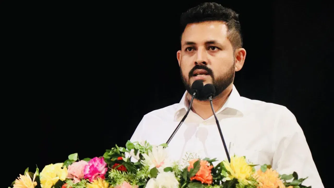 আছুৰ প্ৰাক্তন সাধাৰণ সম্পাদক শংকৰজ্যোতি বৰুৱাক লৈ ব্যাপক চৰ্চা। প্ৰাক্তন ছাত্ৰ নেতাজনে ৰাজনৈতিক দলত যোগদান কৰিব বুলি কিছুদিনৰ পৰা যথেষ্ঠ চৰ্চা চলিছিল।