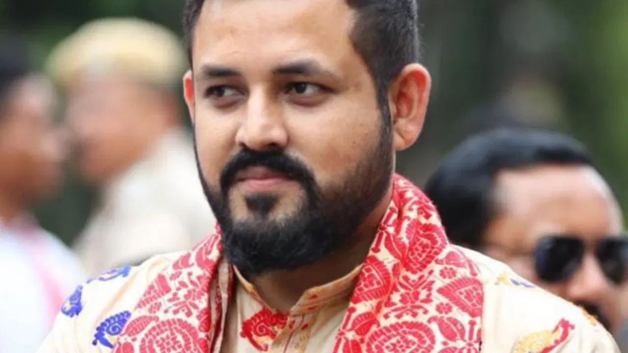 কেতিয়াবা যদি কংগ্ৰেছত আৰু কেতিয়াবা বিজেপিত যোগদান কৰিব বুলি একাংশই অপপ্ৰচাৰ চলায়। যাৰ বাবে বাৰে বাৰে নিজৰ স্থিতি সামাজিক মাধ্যমৰ জৰিয়তে স্পষ্ট কৰি আহিছিল শংকৰজ্যোতি বৰুৱাই।