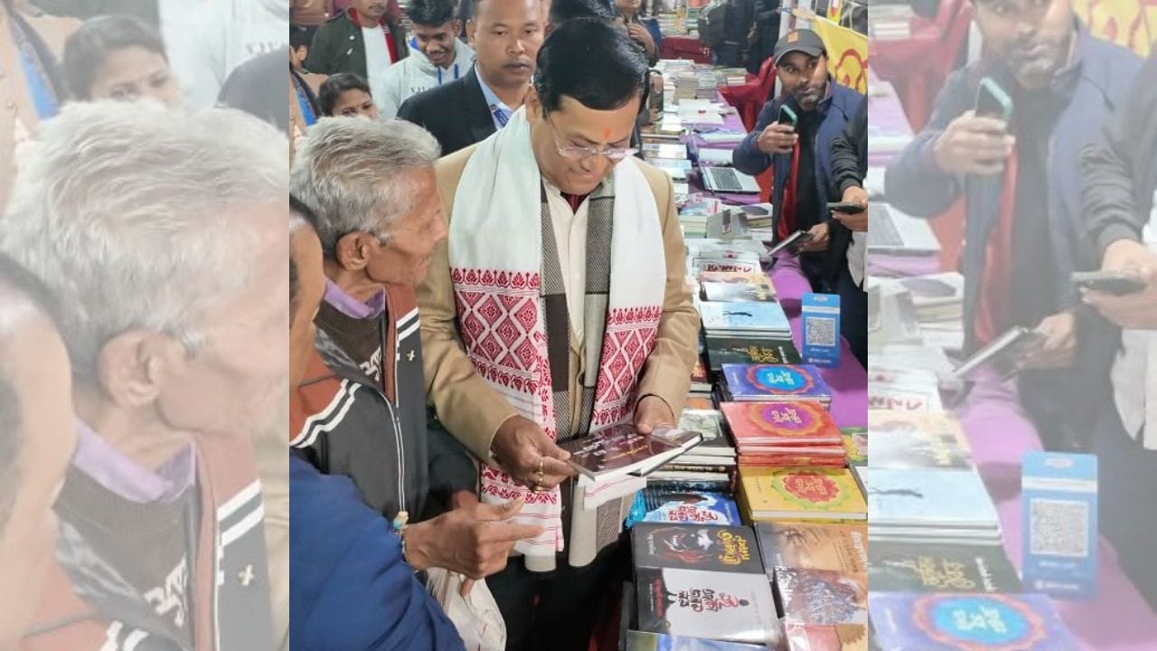 লগতে তেখেতে কয় যে, প্ৰযুক্তিয়ে আমাৰ পঢ়াৰ ধৰণ সলনি কৰিছে। আমি কাগজতকৈ স্ক্ৰীণত বেছি পঢ়োঁ।কিন্তু প্ৰযুক্তি আমাৰ শত্ৰু নহয়। ই আমাৰ মিত্ৰও হ’ব পাৰে। ই-বুক, অডিঅ’বুক, ডিজিটেল গ্ৰন্থাগাৰ-এই সকলোবোৰে জ্ঞান লাভৰ প্ৰক্ৰিয়াক সহজ কৰি তুলিছে। আমাৰ যুৱ চামক মনত পেলোৱা উচিত যে পুথিয়ে নটিফিকেশ্যন নিদিয়ে, পুথিয়ে দিয়ে জ্ঞানৰ পোহৰ।