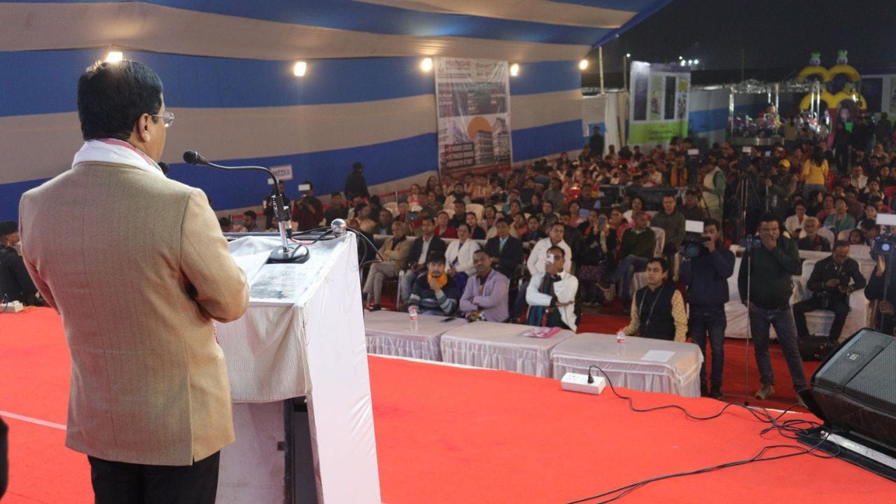 এই উপলক্ষে জুবিন গাৰ্গ সোঁৱৰণী প্ৰেক্ষাগৃহত নিজৰ বক্তব্য ৰাখি সোণোৱালে কয়, “জ্ঞানৰ পোহৰেৰে নিজকে উদ্ভাসিত কৰিবলৈ, মনৰ মলিনতা দূৰ কৰি বৌদ্ধিকতাৰ চাদৰ উৰিবলৈ, বিভিন্ন গ্ৰন্থকাৰৰ অমৃত বাণীৰ প্ৰসাদেৰে নিজৰ মানসিক উদৰ পূৰাবলৈ এনে তীৰ্থভূমিলৈ আহি এক অদ্ভুৎ প্ৰশান্তি লাভ কৰিছোঁ৷ গ্ৰন্থ সম্ভাৰ এখন সমাজৰ, একোটা জাতিৰ দাপোণস্বৰূপ। মানুহৰ চিন্তাধাৰা, সৃষ্টিশৈলী আৰু কল্পনা কিতাপৰ জৰিয়তে যুগে যুগে প্ৰতিফলিত হৈছে আৰু গ্ৰন্থ অধ্যয়নৰ উজ্জীৱিত পৰিৱেশে এখন চিন্তাশীল, বৌদ্ধিকভাৱে আগবঢ়া সমাজ সৃষ্টিত বিশেষকৈ অৰিহণা যোগায়। আজি অসমৰ সাতখনকৈ চহৰত গ্ৰন্থমেলা অনুষ্ঠিত হৈছে৷ ই জাতিটোৰ বাবে এটি সুখবৰ৷”