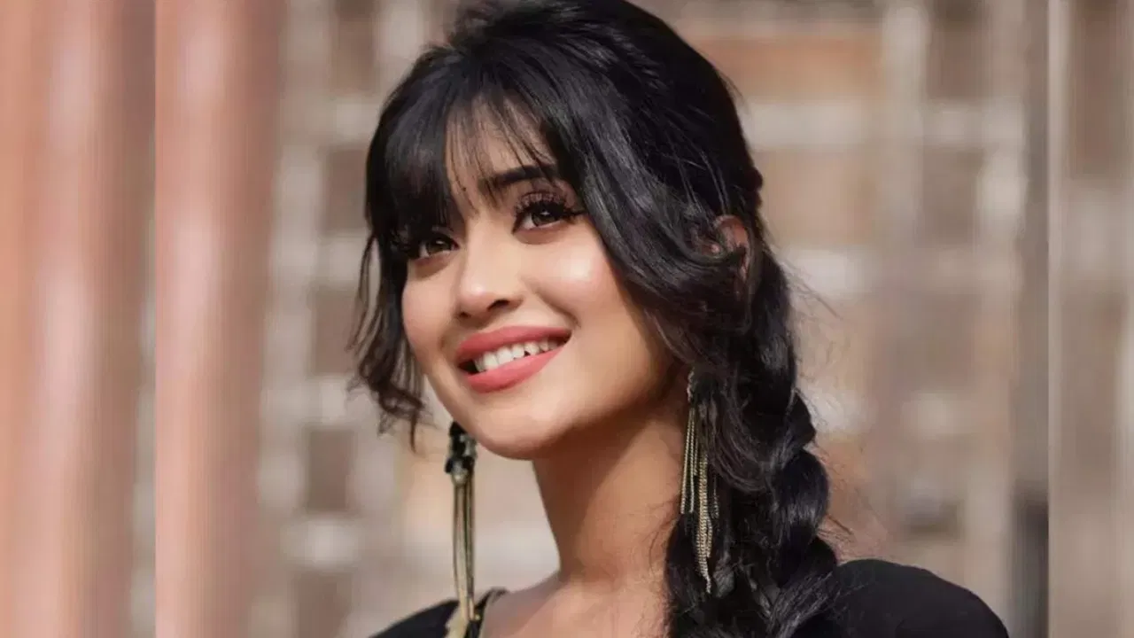 Tv Highest Paid Actress: আজি আমি ক’ম এগৰাকী অভিনেত্ৰী যি আজিৰ টিভিৰ অন্যতম বিখ্যাত অভিনেত্ৰী। অভিনয়ৰ দক্ষতাৰ লগতে সৌন্দৰ্যৰে অনুৰাগীৰ হৃদয় জয় কৰিবলৈ সক্ষম হৈছে। এই সৌন্দৰ্যই তেওঁৰ প্ৰেমৰ বাবেও শিৰোনাম দখল কৰিছে। আমি কথা কৈছো অভিনেত্ৰী শিৱাংগী যোশীৰ কথা, তেওঁৰ তুলনাত ১৩ বছৰ ডাঙৰ অভিনেতাৰ সৈতে সম্পৰ্কও চৰ্চাৰ বিষয় আছিল।