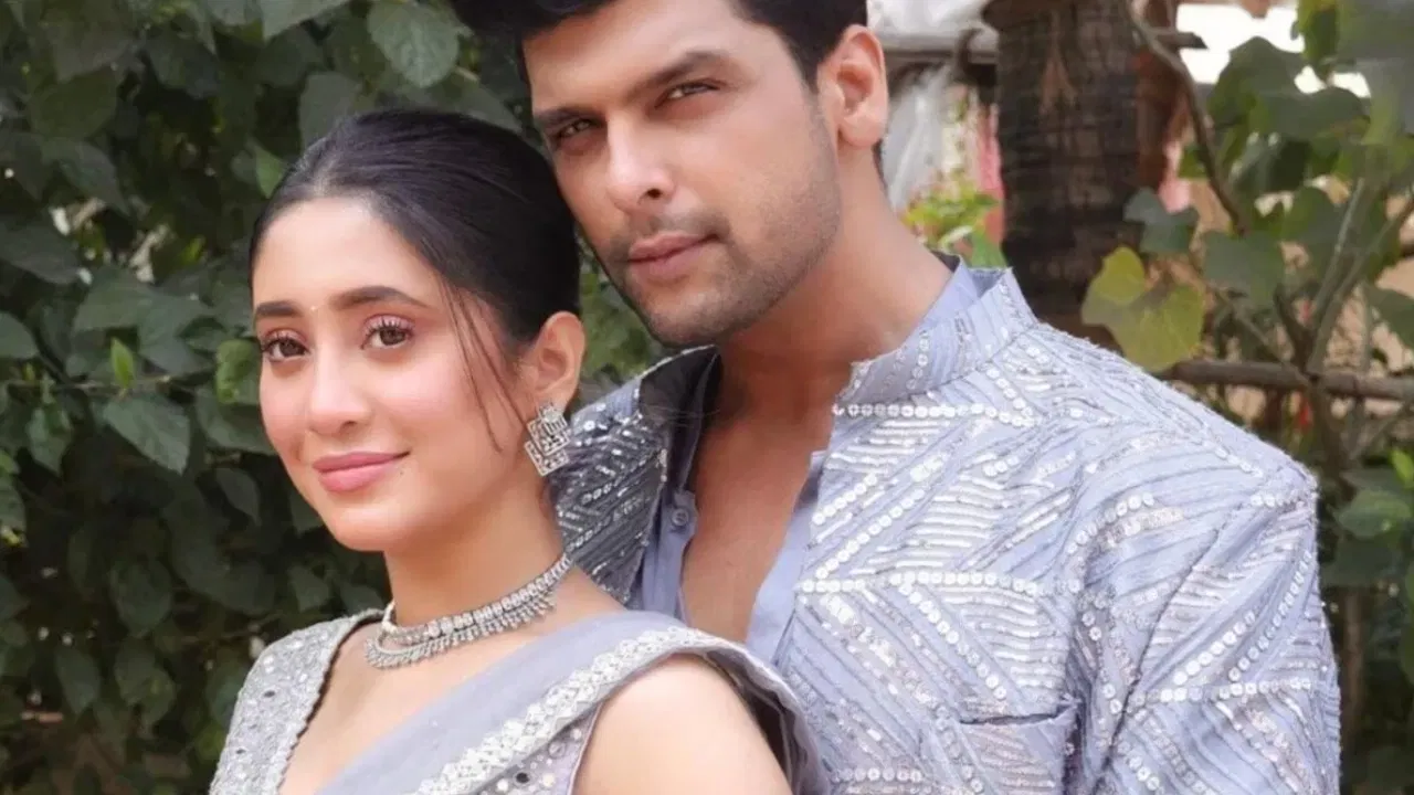 অভিনেত্ৰীগৰাকীৰ সৈতে ১৩ বছৰ জ্যেষ্ঠ টিভি অভিনেতা কুশল টণ্ডনৰ সৈতেও সম্পৰ্ক স্থাপন কৰা হৈছে। "বৰছাতেই: মৌসম প্যাৰ কা"ৰ চেটত দুয়োৰে লগ হৈছিল। তাৰ পিছত দুয়োৰে ডেটিং আৰম্ভ হ’ল। অৱশ্যে সম্পৰ্কটো বেছি দিন নাথাকিল।