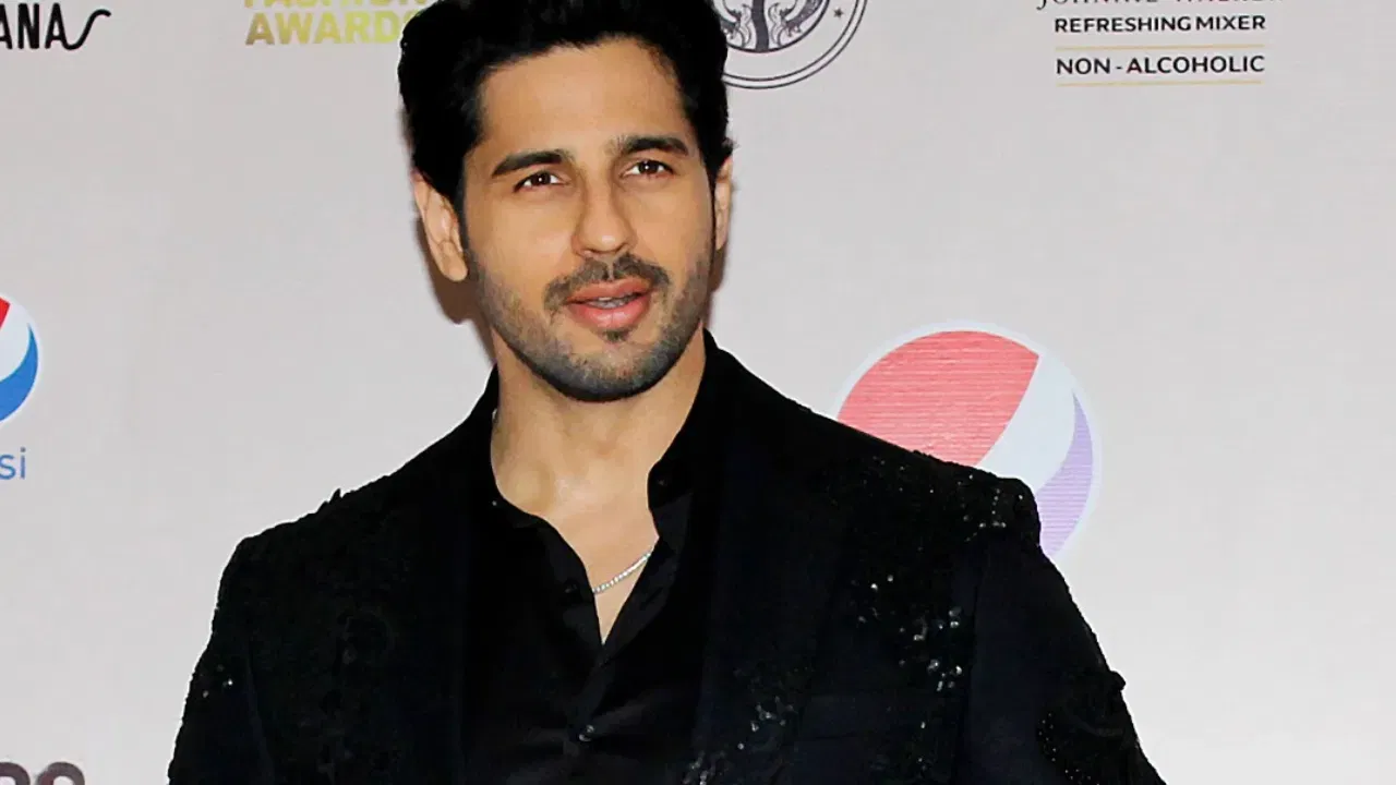 কৰণ জোহৰক সহায় কৰা সিদ্ধাৰ্থে পৰৱৰ্তী সময়ত কৰণ জোহৰৰ পৰিচালনাত নিৰ্মিত "ষ্টুডেন্ট অৱ দ্য ইয়েৰ" ছবিখনত অভিনেতা হিচাপে বলীউডত অভিষেক ঘটায়। এই ছবিখন ২০১২ চনত মুক্তি লাভ কৰিছিল। ইয়াৰ পিছত আৰু অভিনেতাজনে থমকিব লগা হোৱা নাই।