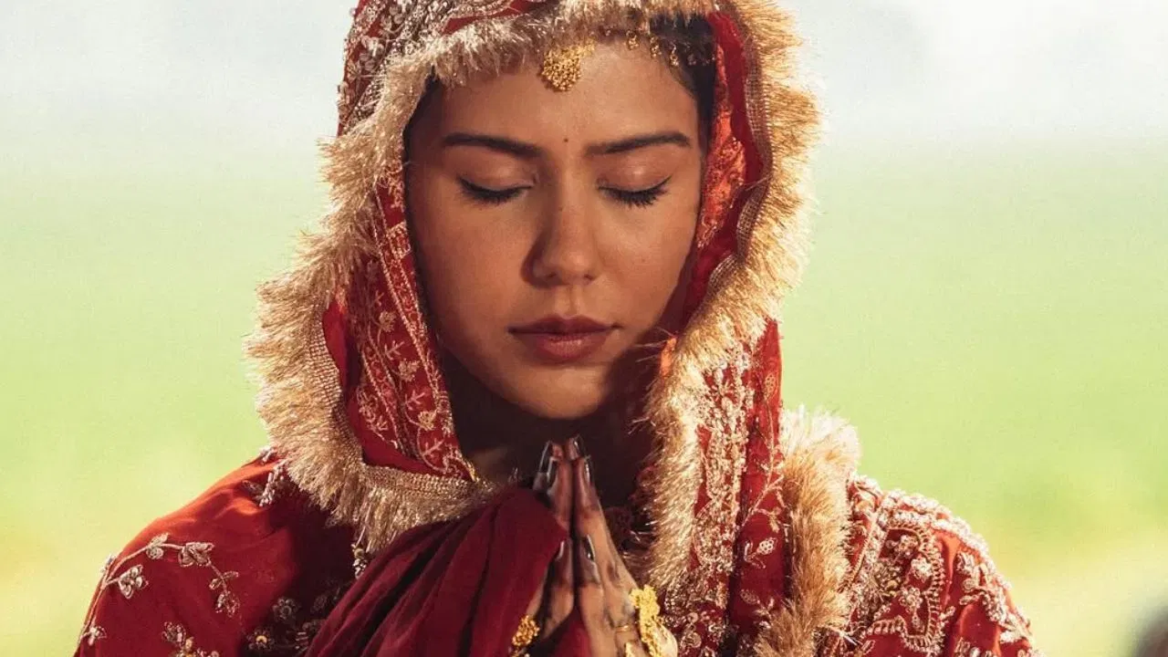 দীৰ্ঘদিন ধৰি পাঞ্জাবী চিনেমাত কাম কৰি আহিছে দিলজিৎ দোসাঞ্জ আৰু সোণম বাজৱাই। যদিও শেহতীয়াকৈহে সোণম বলীউডত প্ৰৱেশ কৰিছে, তথাপিও তেওঁ তাত জনপ্ৰিয় মুখ। ইফালে দিলজিতে ডাঙৰ ডাঙৰ কনচাৰ্ট, পাঞ্জাবী ছবি, গীত, আৰু বলীউড ছবিত অভিনয় কৰি আছে। দুয়োৰে মাজত কোন বেছি ধনী জানি লওক?