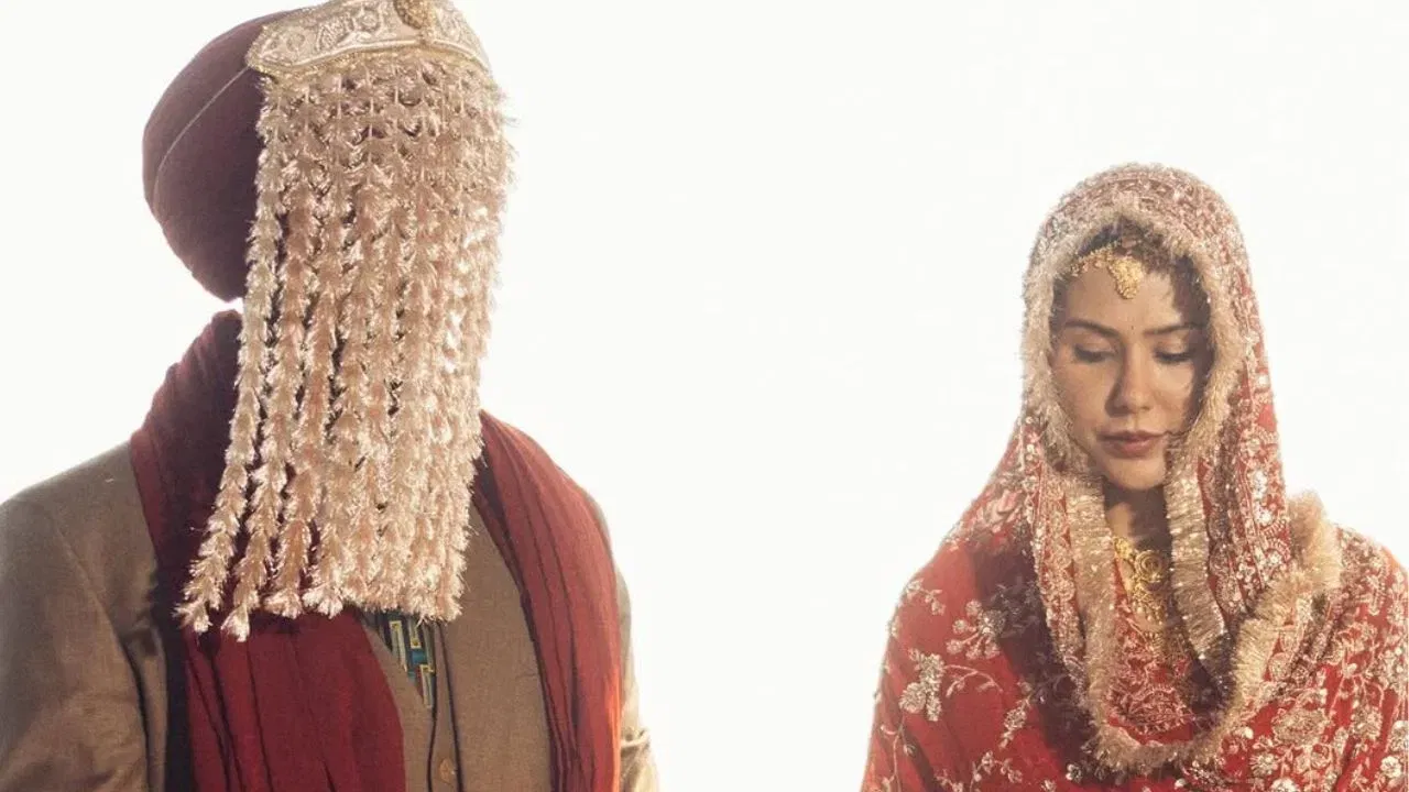 অৱশ্যে নতুন গীতটোত যুদ্ধৰ সিপাৰে এজন সৈনিকৰ পৰিয়াল তেওঁৰ পিছফালে থিয় হৈ আছে। সেই কোণত এটা ৰোমান্টিক গীত সংযোজন কৰা হৈছে। এই গীতটি কণ্ঠদান কৰিছে দিলজিৎ দোসাঞ্জ, সচেত, আৰু পৰমপাৰাই।