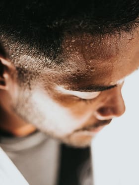 শীতৰ জাৰতো আপুনি অত্যন্ত ঘামে নেকি? হ’ব পাৰে এনে চিন্তনীয় সমস্যাৰ লক্ষণ