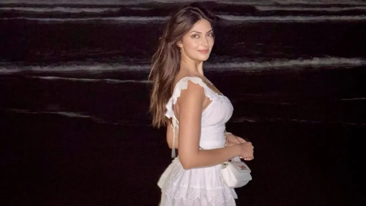 ছ’চিয়েল মিডিয়াত য়েছাৰ ফটো আৰু ভিডিঅ’ শীঘ্ৰে ভাইৰেল হৈ পৰে। মানুহে কেৱল তেওঁৰ সৌন্দৰ্য্যই নহয়, তেওঁৰ কেৰিয়াৰ যাত্ৰাৰ প্ৰশংসাও কৰিছে, কেনেকৈ তেওঁ বিভিন্ন ক্ষেত্ৰত নিজকে প্ৰমাণ কৰিছে।